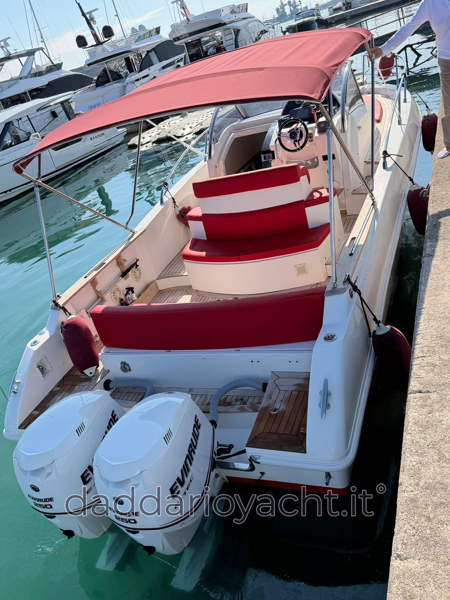 Capelli Cap 32 Wa - Detail View 1 Capelli Cap 32 Wa - Detail View 1