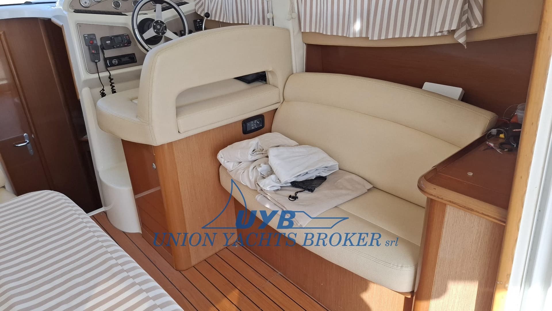 Jeanneau Prestige 32 Fly usato - foto hero 10