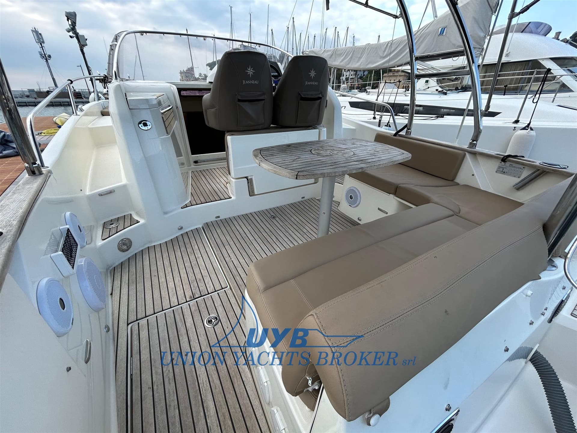 Jeanneau Cap Camarat 8.5 Wa - Deck View Jeanneau Cap Camarat 8.5 Wa - Deck View