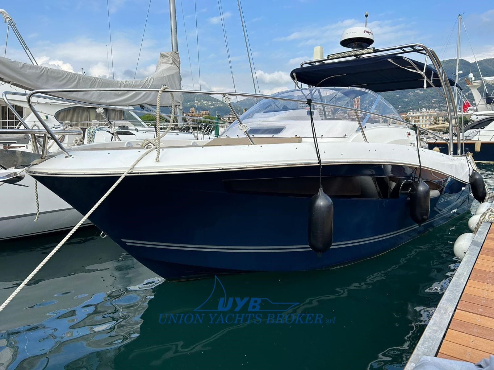 Jeanneau Cap Camarat 8.5 Wa - Detail View 1 Jeanneau Cap Camarat 8.5 Wa - Detail View 1