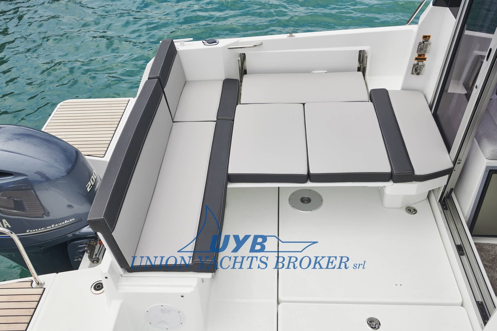 Jeanneau Merry Fisher 795 Serie 2 - Deck View Jeanneau Merry Fisher 795 Serie 2 - Deck View