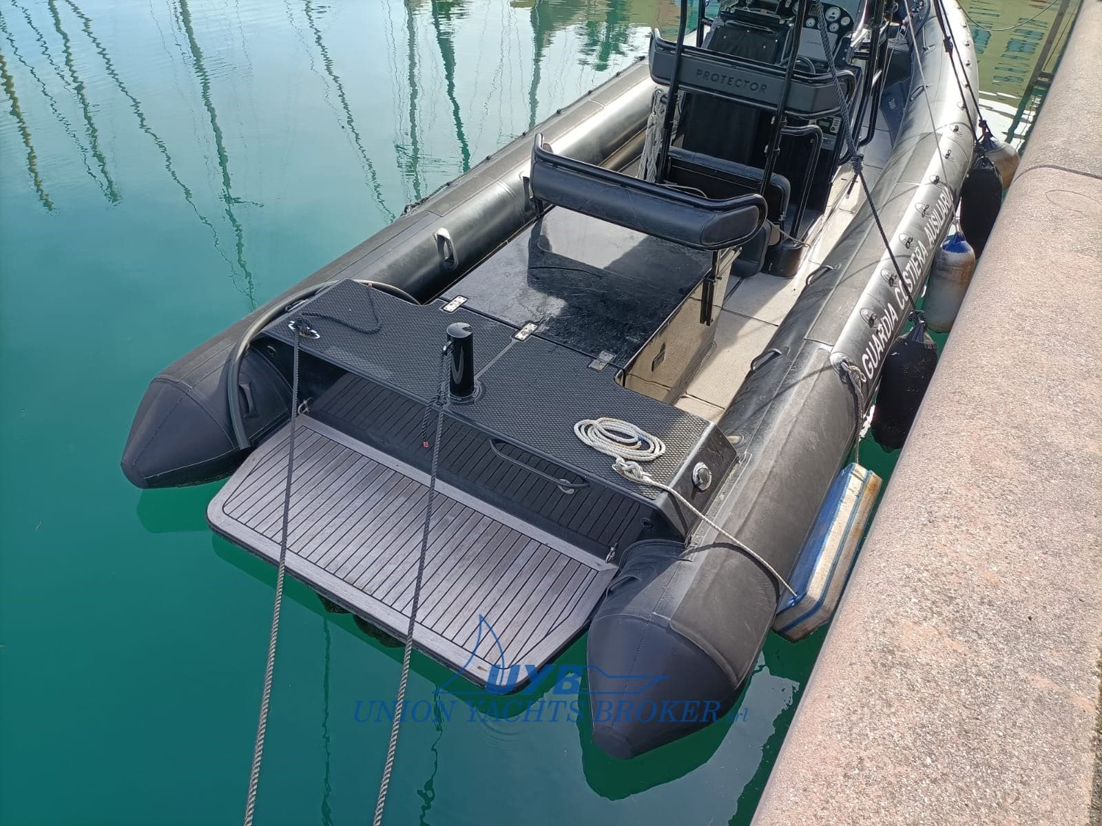 Rayglass Protector 310 Chase - Interior View Rayglass Protector 310 Chase - Interior View