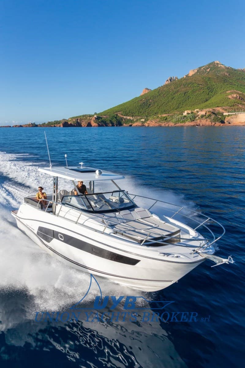 Jeanneau Cap Camarat 10.5 Wa Serie 2 - Deck View Jeanneau Cap Camarat 10.5 Wa Serie 2 - Deck View