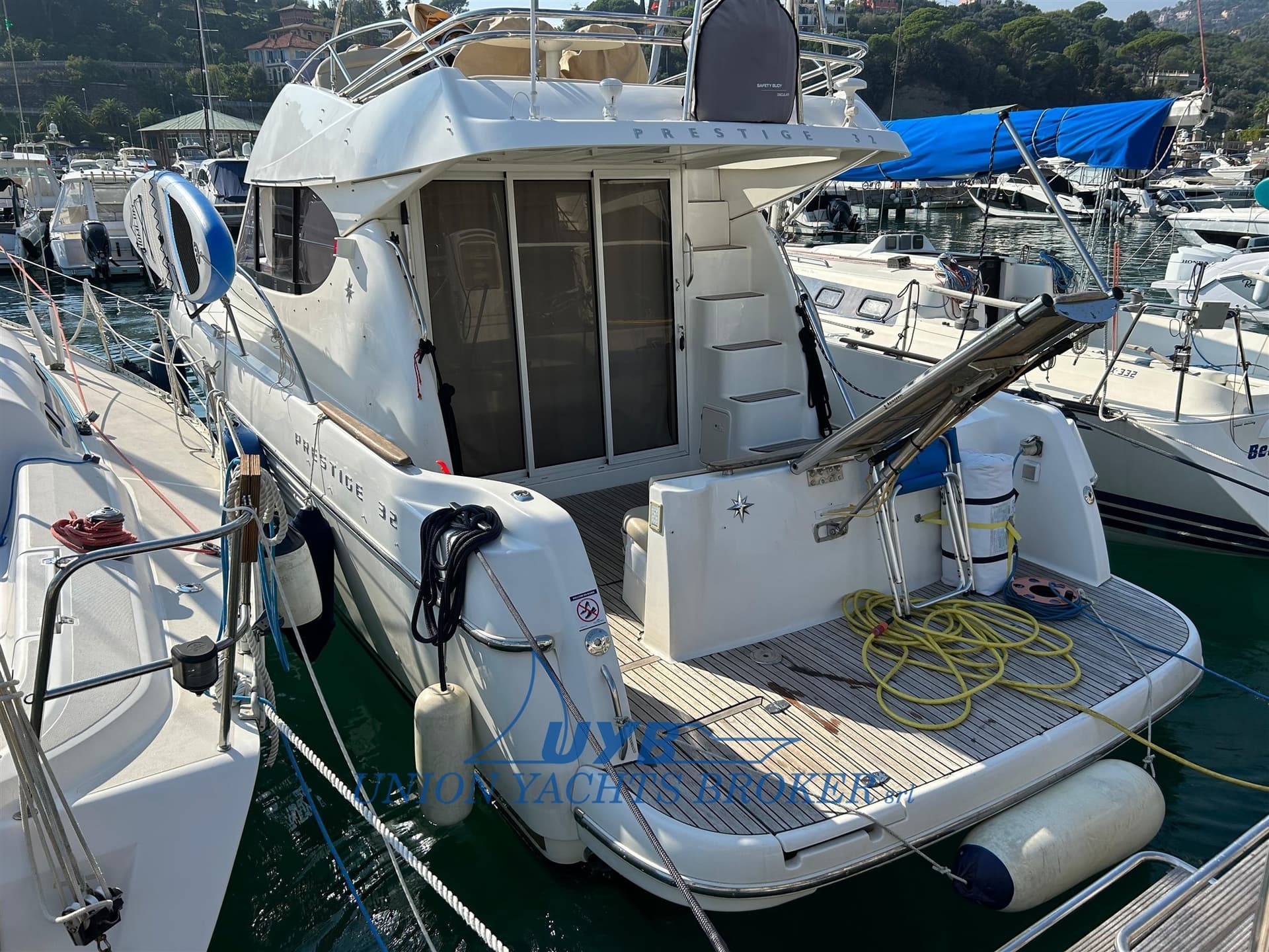 Prestige 32 - Detail View 1 Prestige 32 - Detail View 1