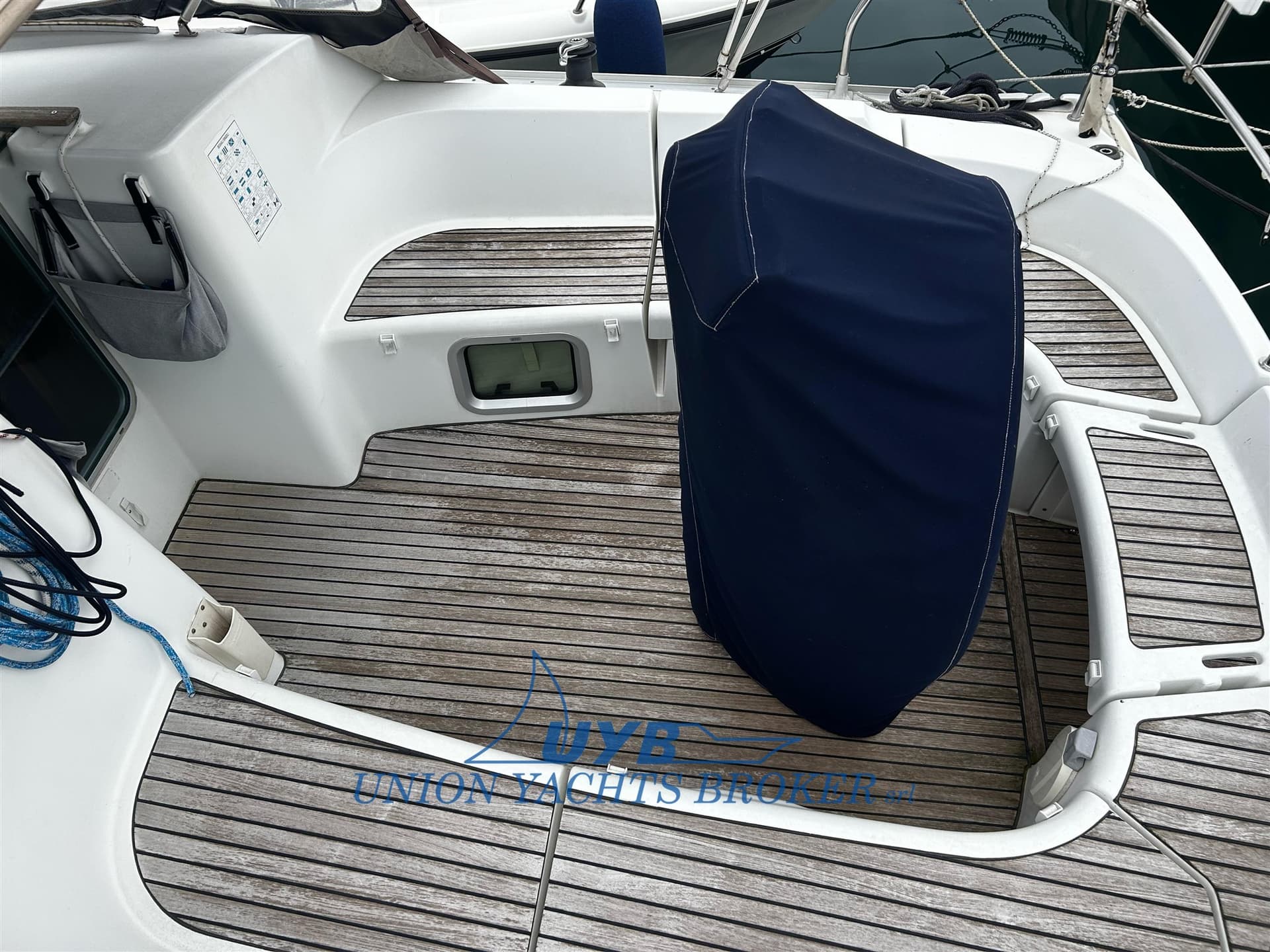 Jeanneau Sun Odyssey 35 Legend - Deck View Jeanneau Sun Odyssey 35 Legend - Deck View