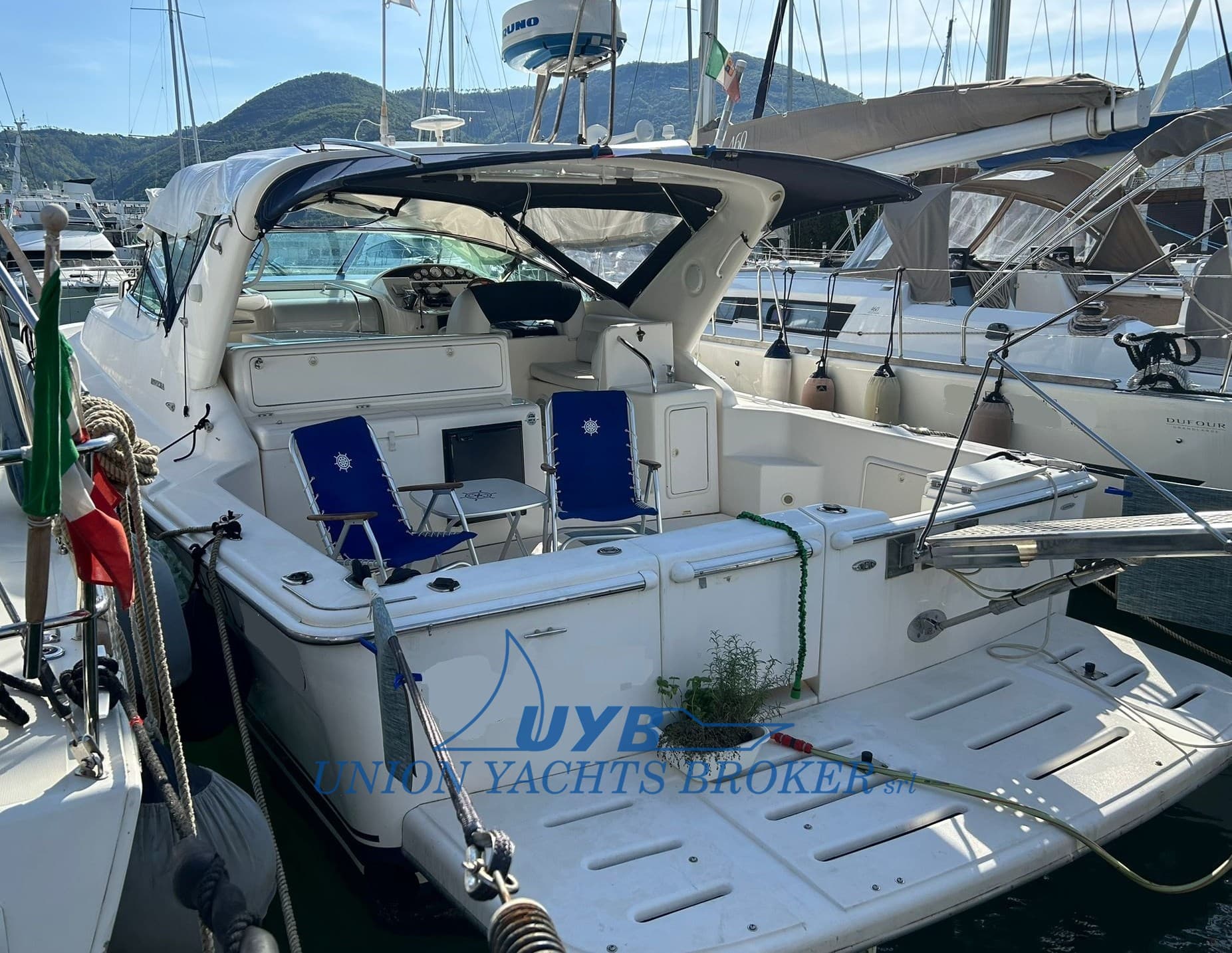 Riviera Marine 4000 Offshore - Detail View 1 Riviera Marine 4000 Offshore - Detail View 1