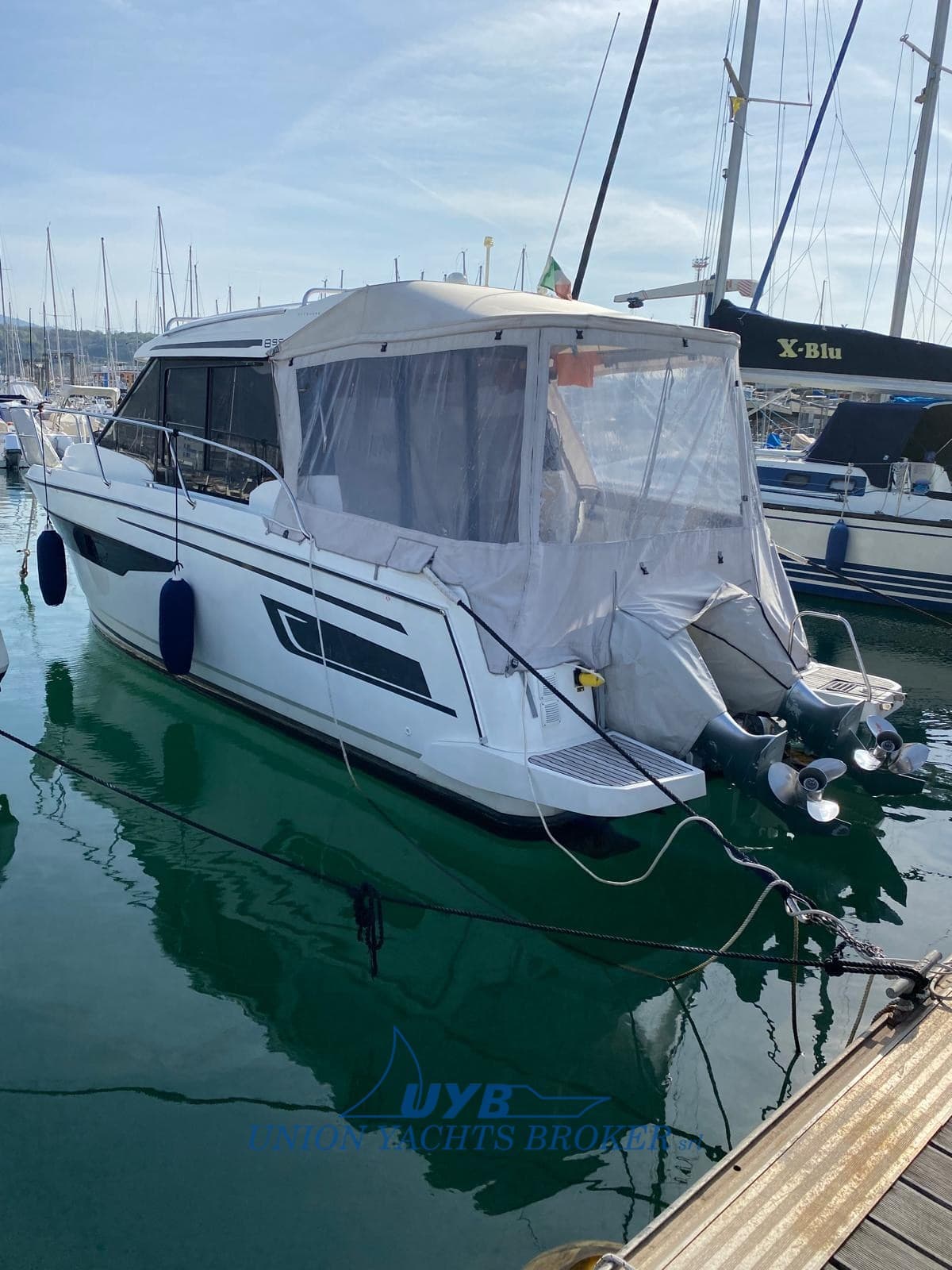 Jeanneau Merry Fisher 895 Offshore - Detail View 1 Jeanneau Merry Fisher 895 Offshore - Detail View 1