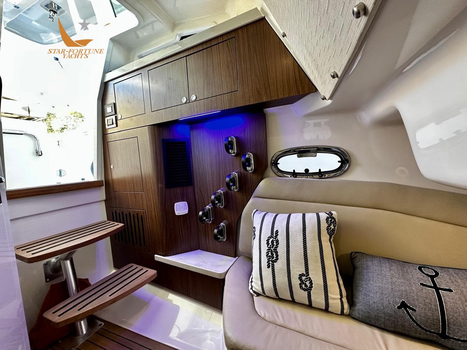 Boston Whaler OUTRAGE 380 d'occasion - image hero 13