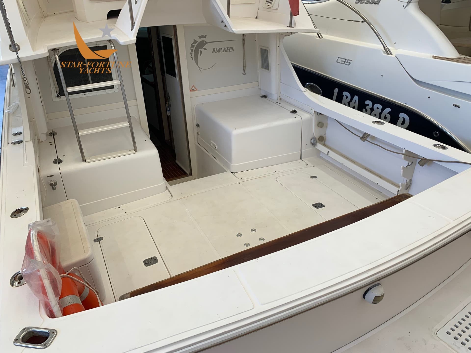 Blackfin 29 Flybridge - Deck View Blackfin 29 Flybridge - Deck View