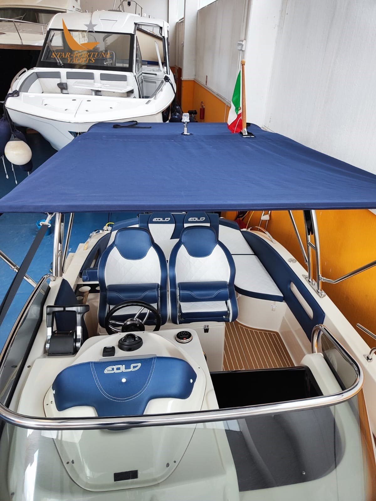 Eolo 830 Day - Deck View Eolo 830 Day - Deck View