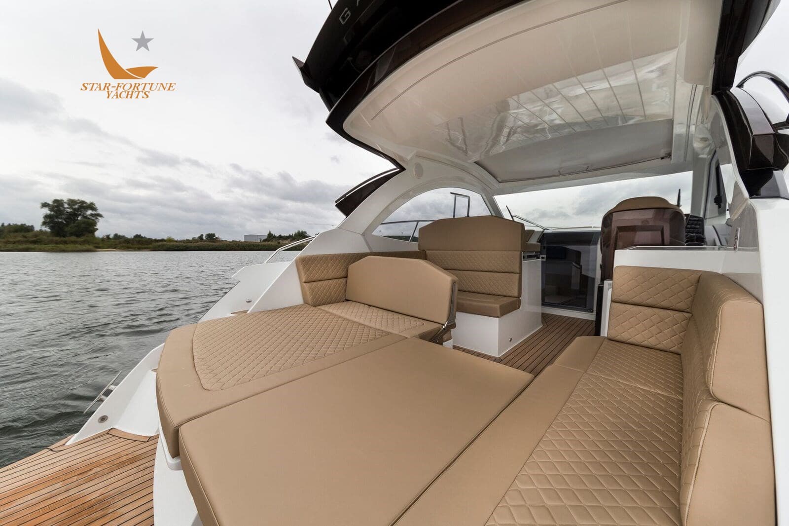 Galeon 335 Hts - Deck View Galeon 335 Hts - Deck View