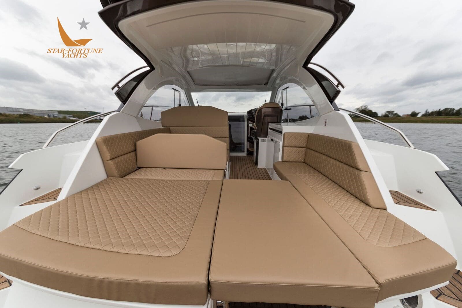 Galeon 335 Hts - Interior View Galeon 335 Hts - Interior View