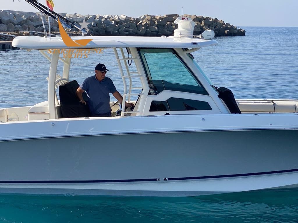 Boston Whaler Outrage 380 - Detail View 1 Boston Whaler Outrage 380 - Detail View 1