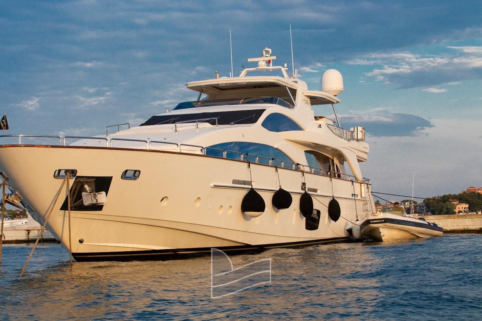 Azimut 105 used - main view