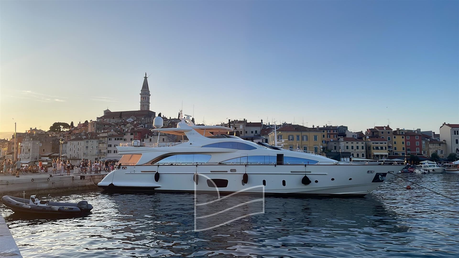 Azimut 105 - Detail View 1 Azimut 105 - Detail View 1