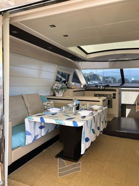 Cayman S640 Ht - Deck View Cayman S640 Ht - Deck View