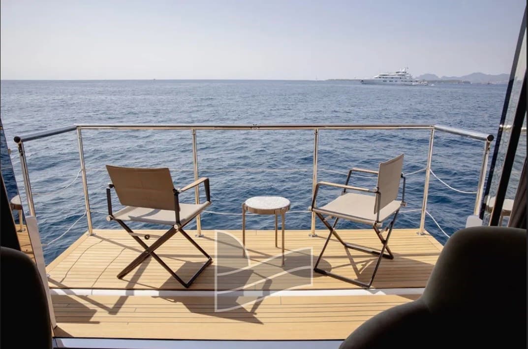 Custom Line Navetta 33 - Deck View Custom Line Navetta 33 - Deck View