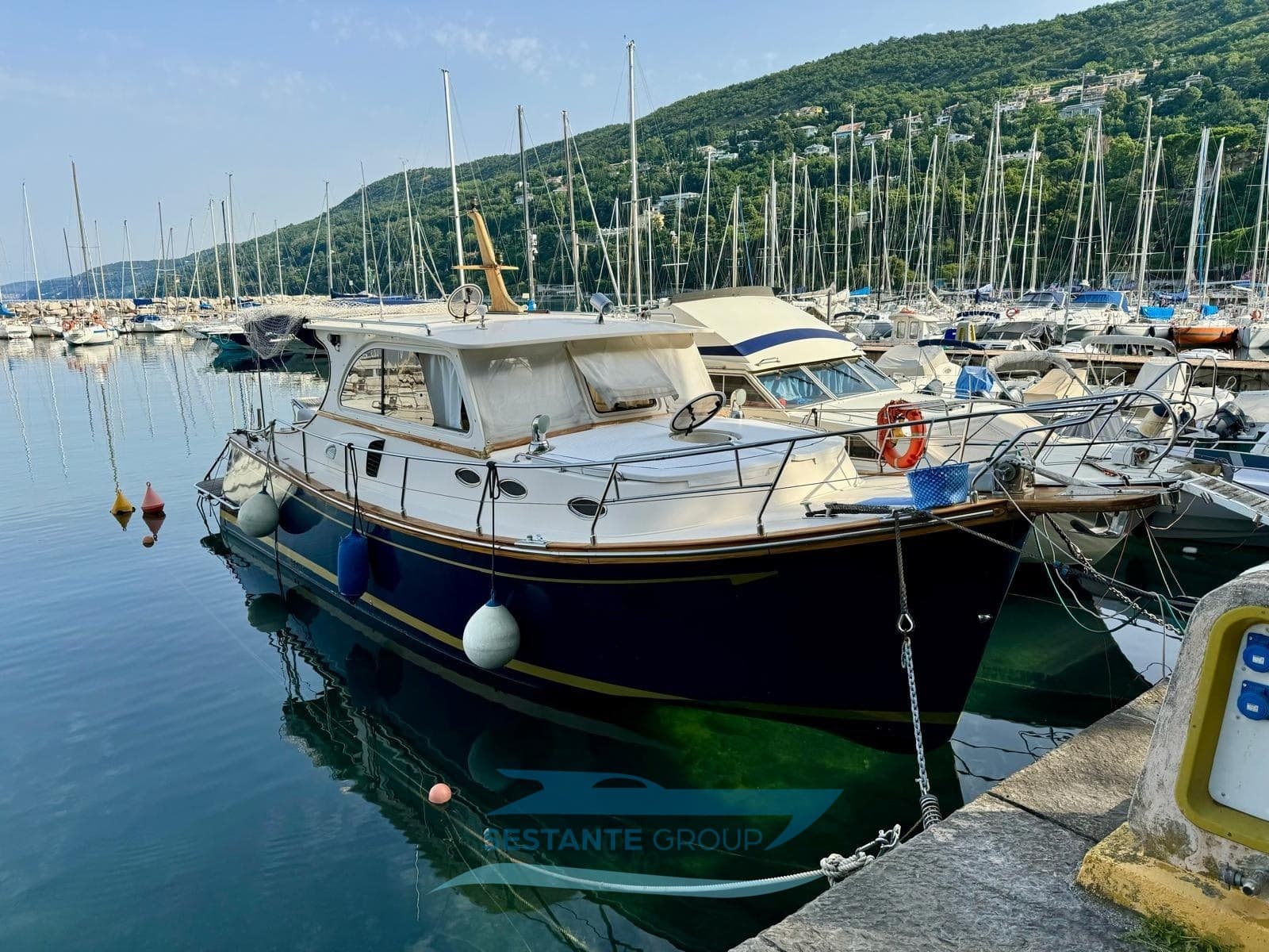 Austin Parker Lobster 39 - Main View Austin Parker Lobster 39 - Main View