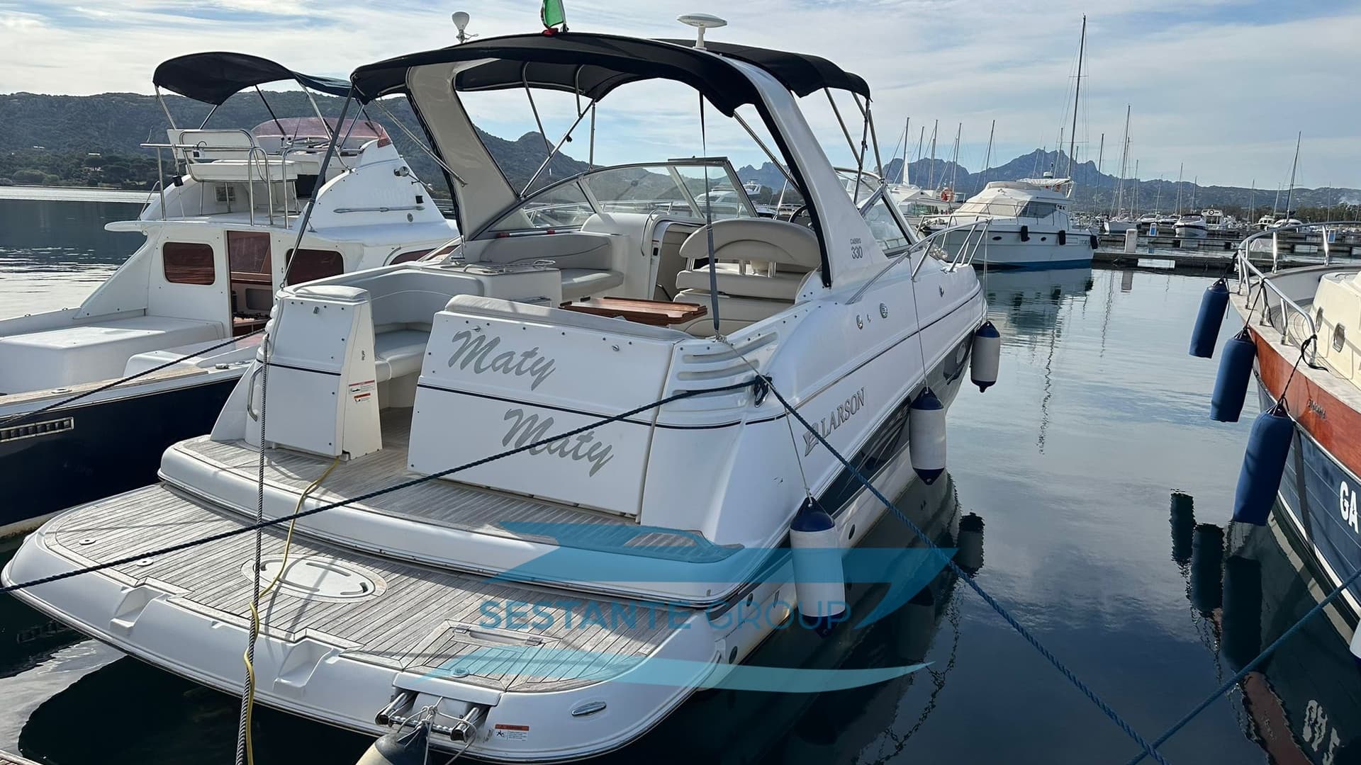 Larson Boats Cabrio 330 - Deck View Larson Boats Cabrio 330 - Deck View