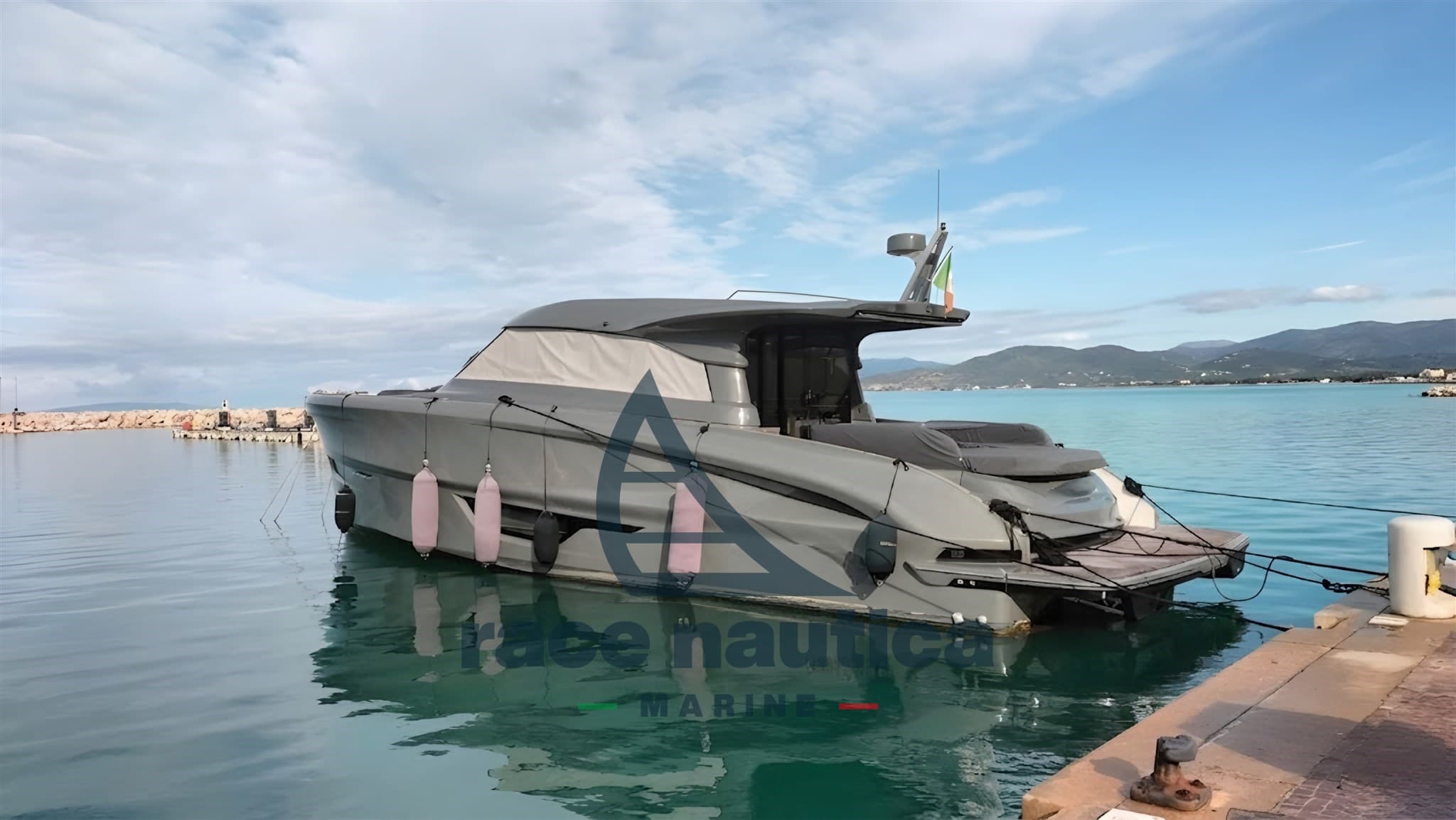 Solaris Power 52 Coupè - Detail View 1 Solaris Power 52 Coupè - Detail View 1