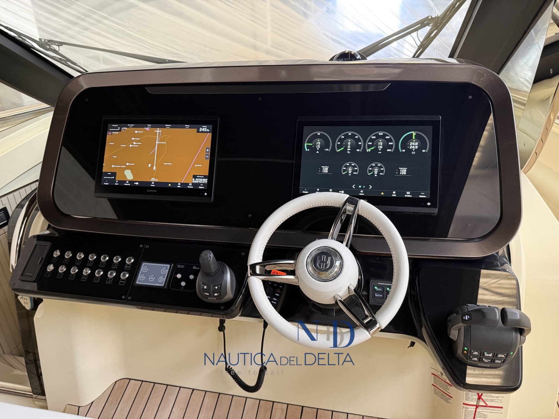 Invictus Tt460 - Deck View Invictus Tt460 - Deck View