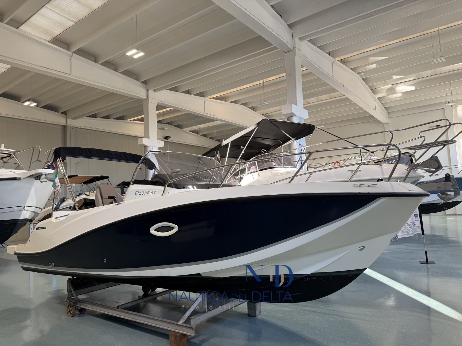 Quicksilver Activ 675 Sundeck - Detail View 1 Quicksilver Activ 675 Sundeck - Detail View 1