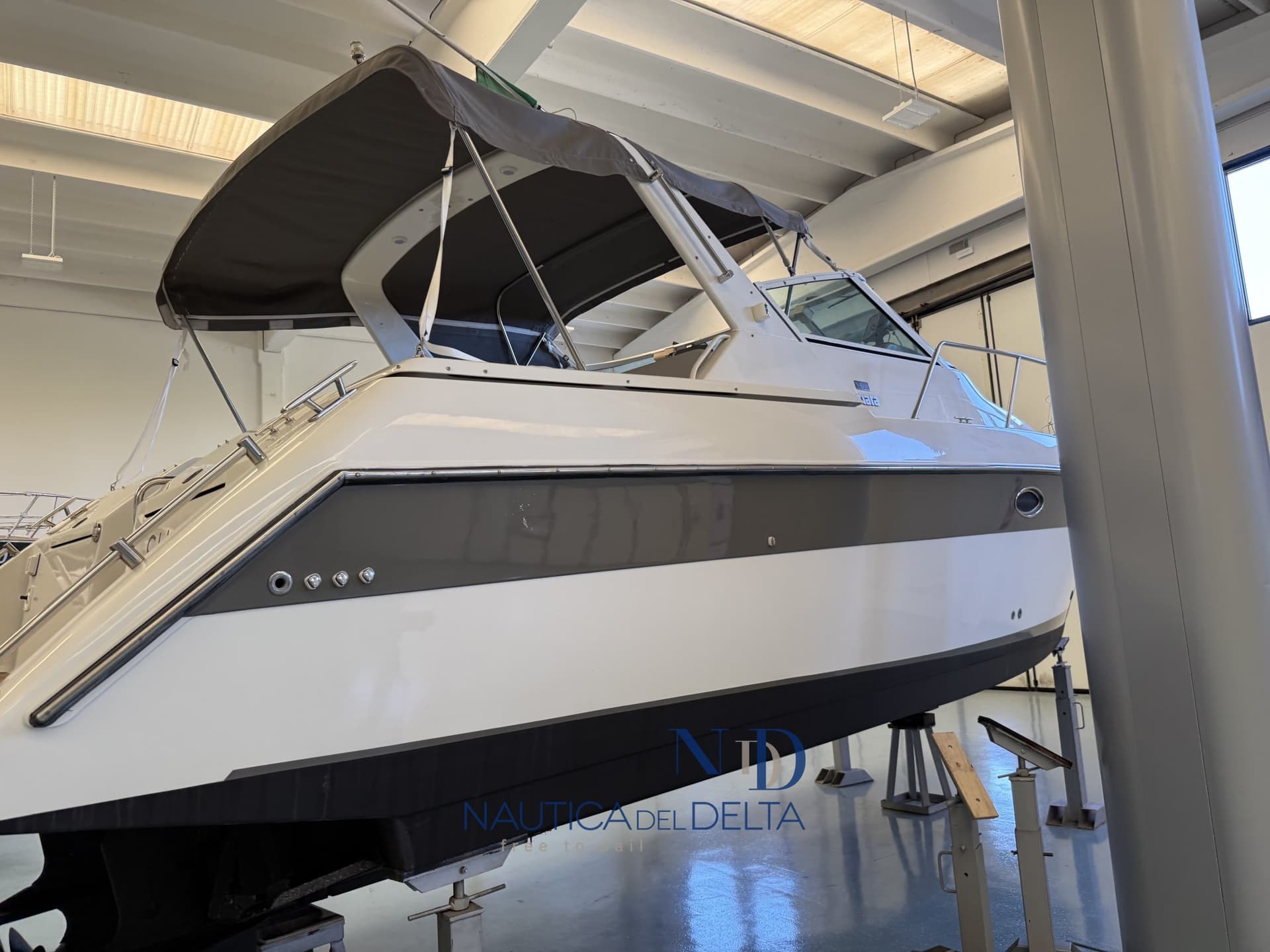 Tiara Yachts 290 Sport - Refit 2022/23 - Interior View Tiara Yachts 290 Sport - Refit 2022/23 - Interior View