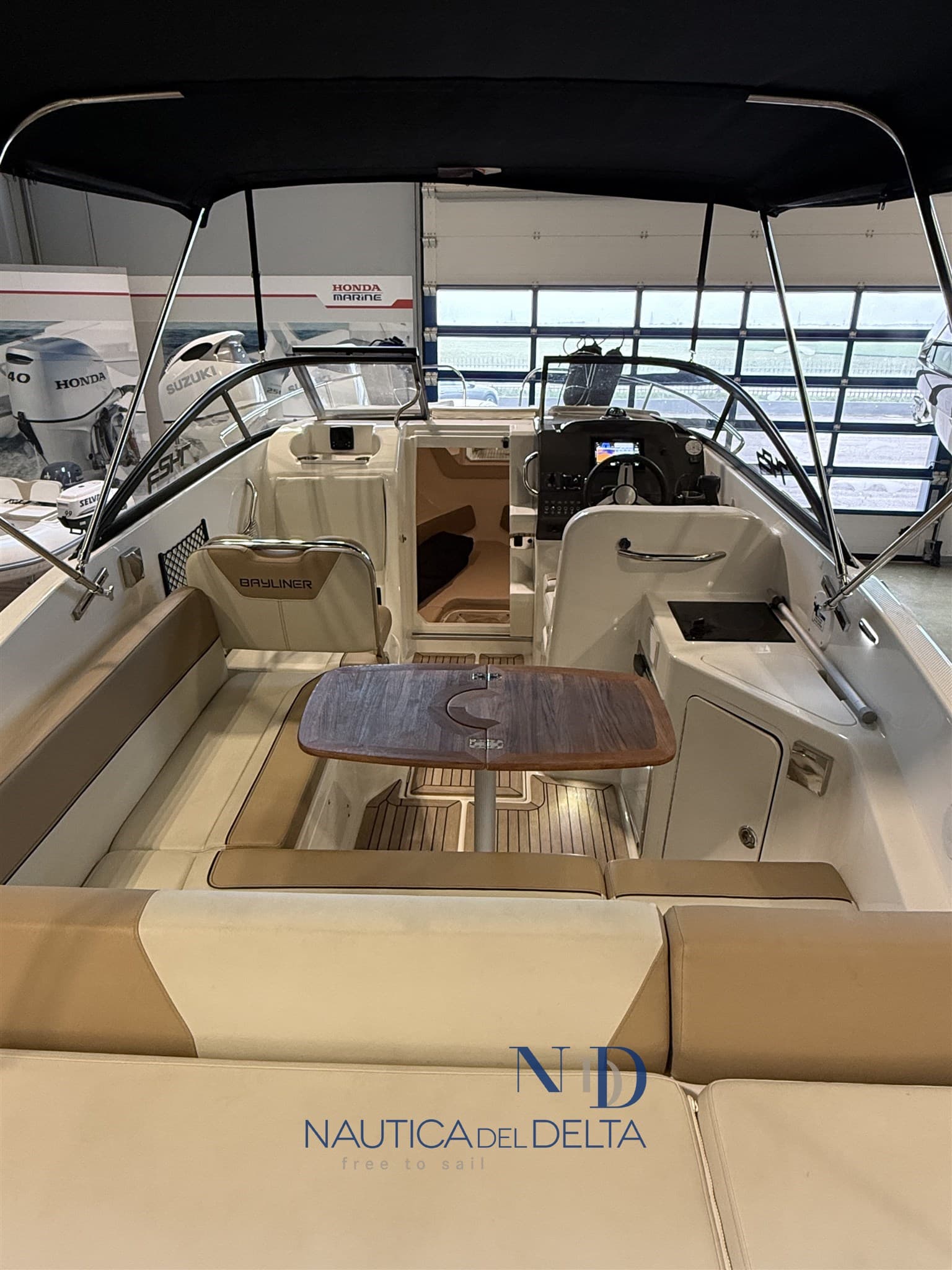 Bayliner 742r Cuddy Cabin - Deck View Bayliner 742r Cuddy Cabin - Deck View