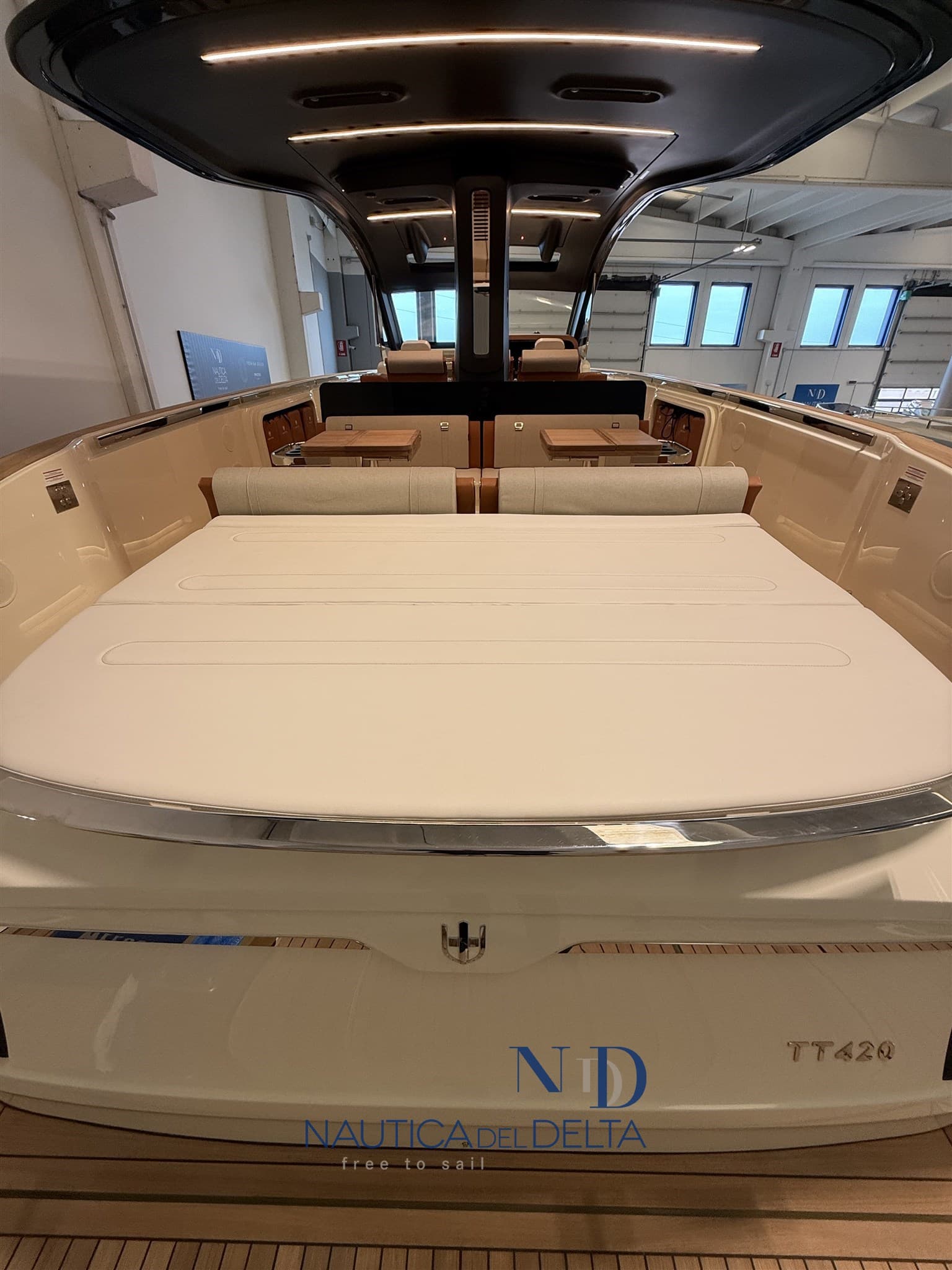 Invictus Tt420 - Interior View Invictus Tt420 - Interior View