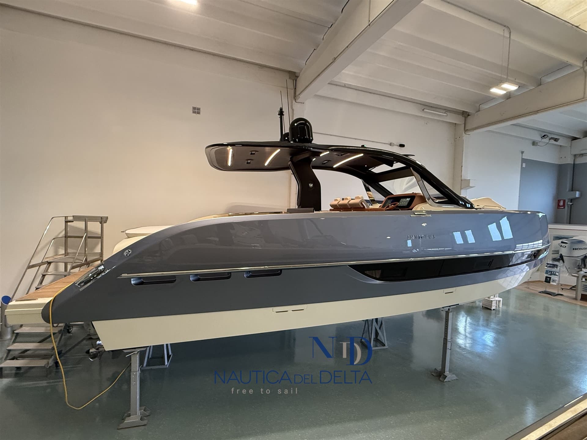 Invictus Tt420 - Deck View Invictus Tt420 - Deck View