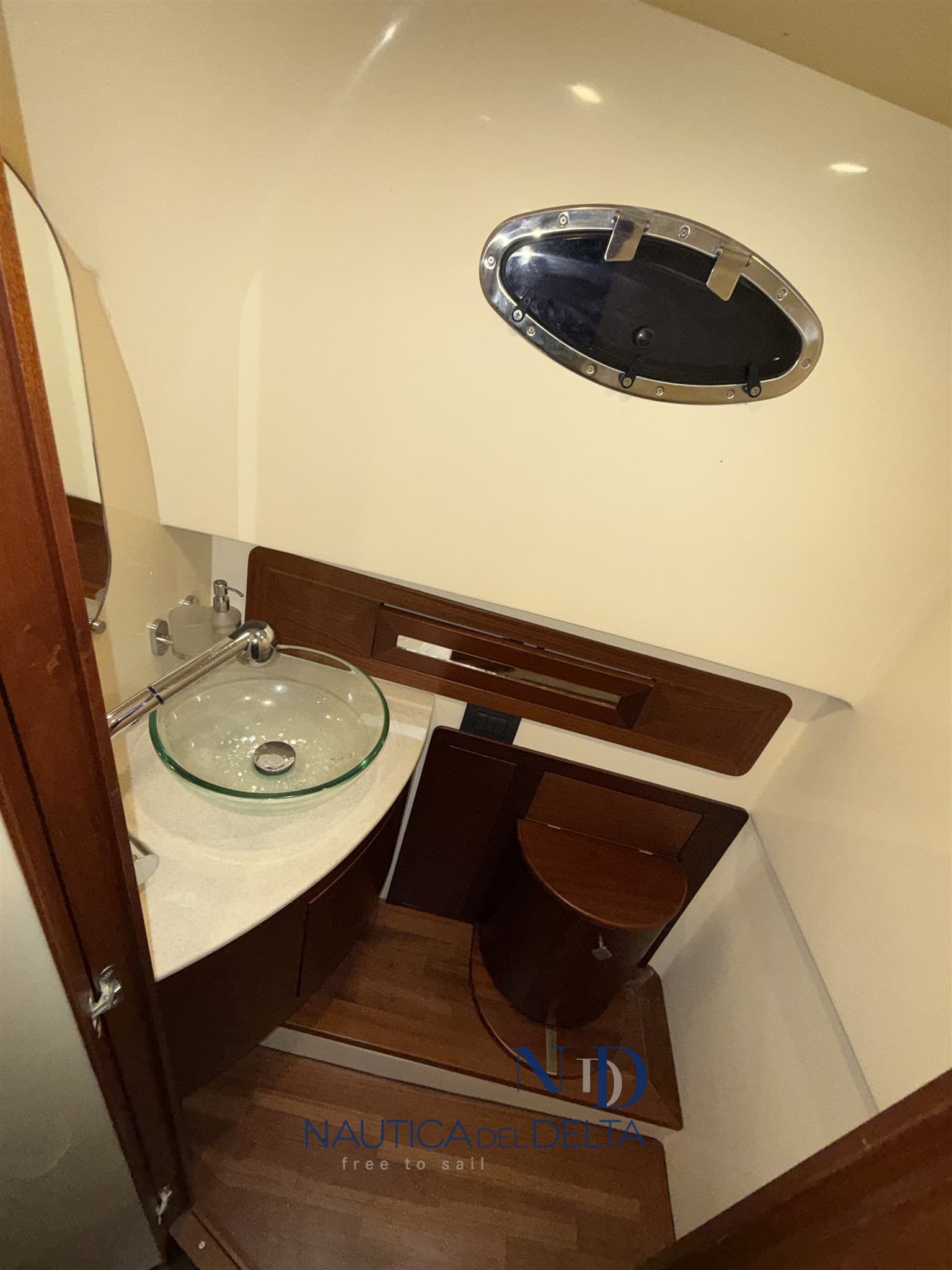 Cantieri Tirrenia Viveur 28 Cabin used - hero image 18