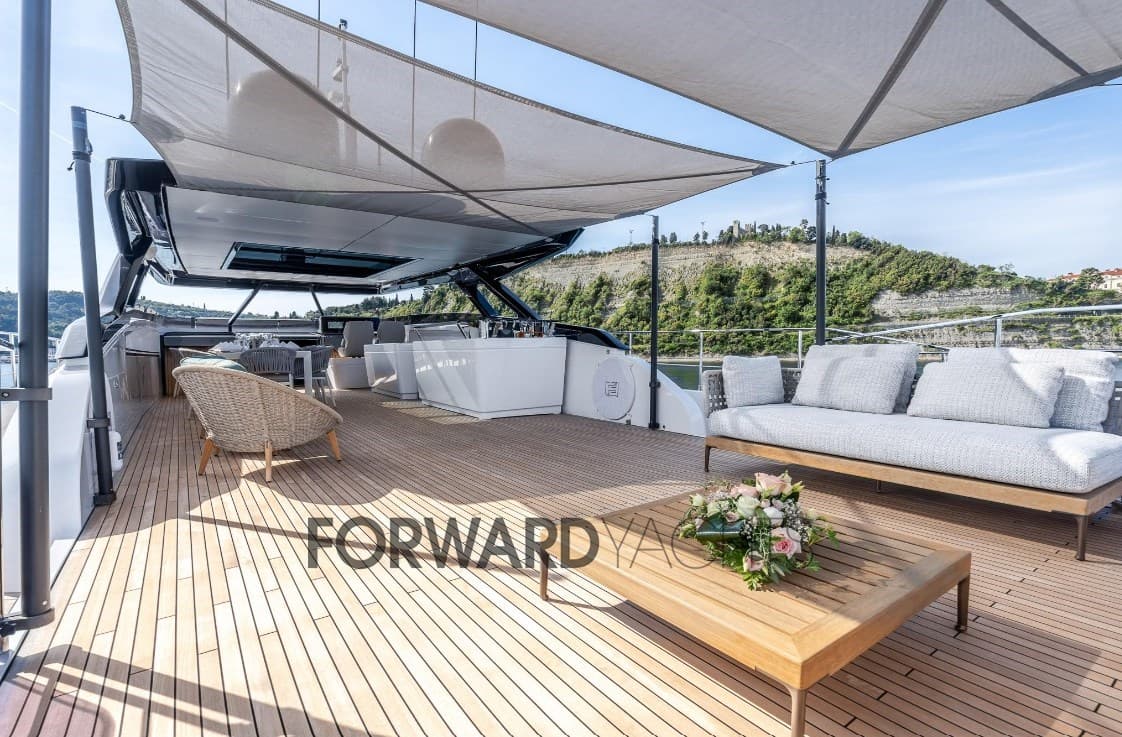 Ferretti 1000 - Deck View Ferretti 1000 - Deck View