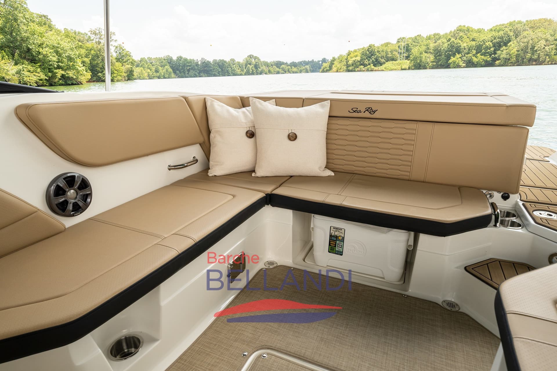 Sea Ray 230 Spx - Deck View Sea Ray 230 Spx - Deck View