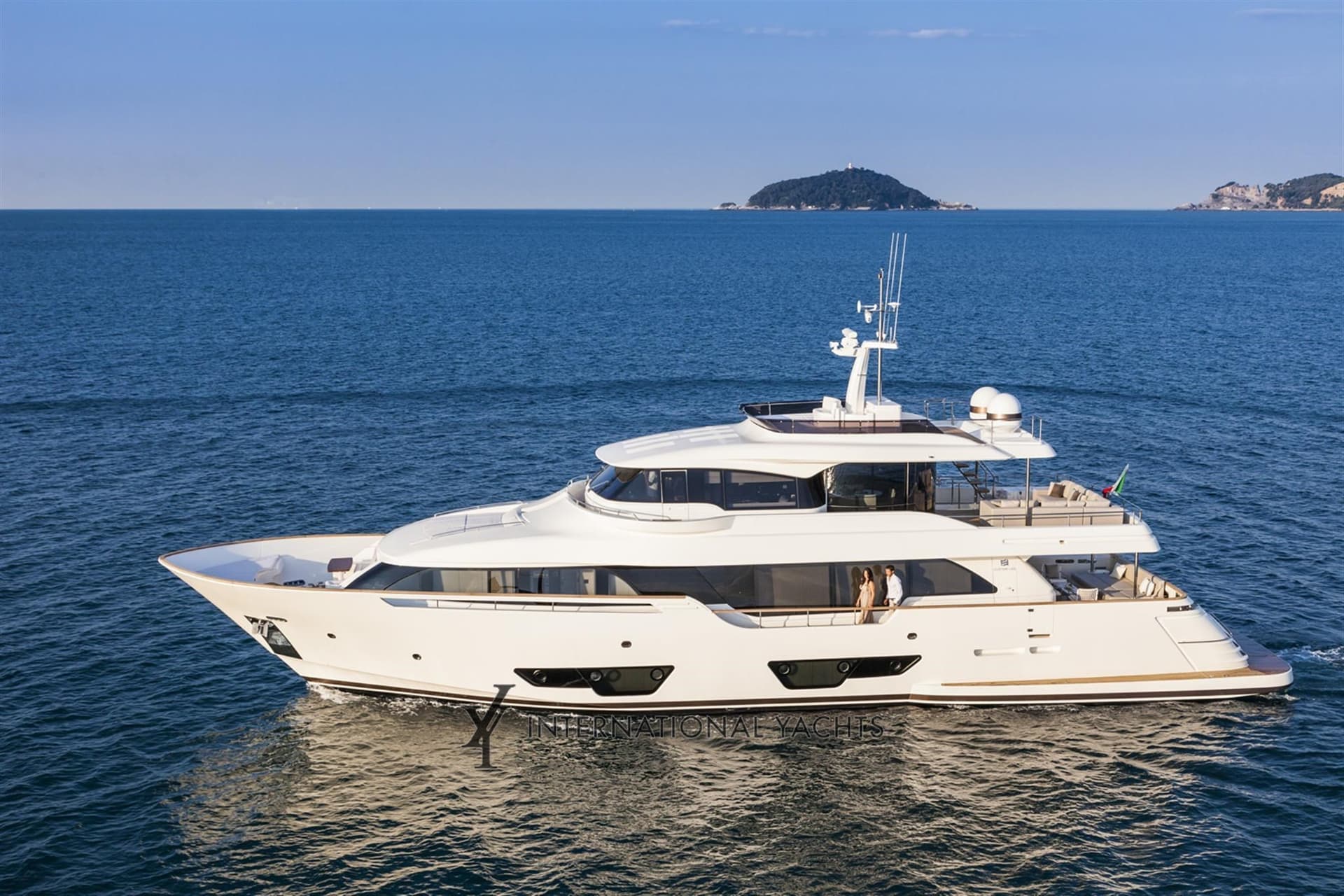 Custom Line Navetta 28 - Detail View 1 Custom Line Navetta 28 - Detail View 1