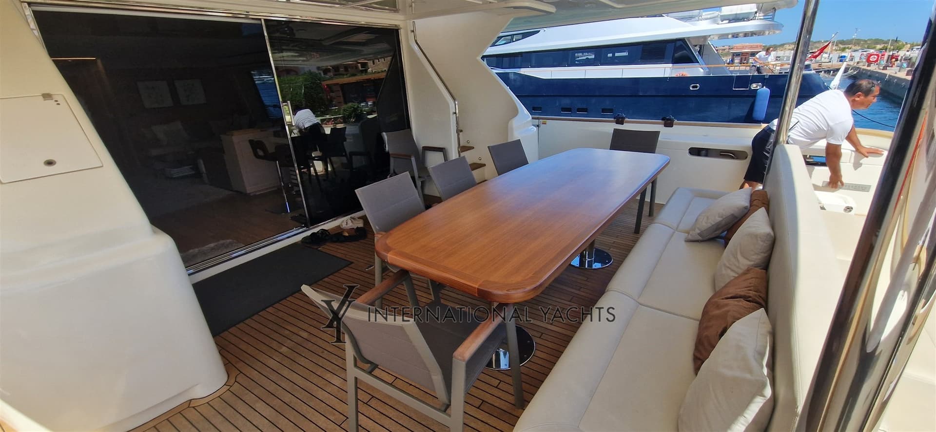 Custom Line Navetta 28 - Deck View Custom Line Navetta 28 - Deck View