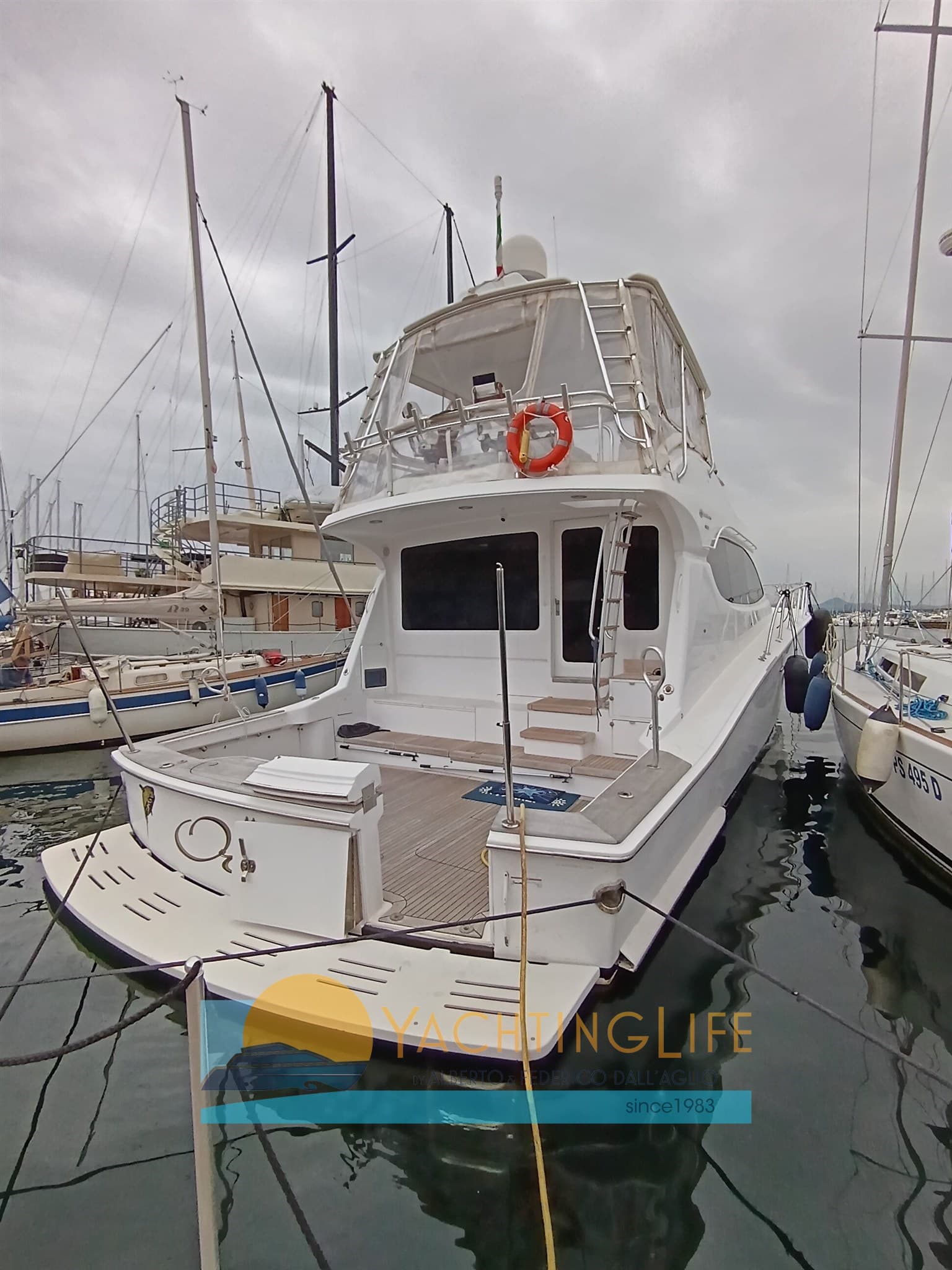 Hatteras 64 Convertible - Detail View 1 Hatteras 64 Convertible - Detail View 1