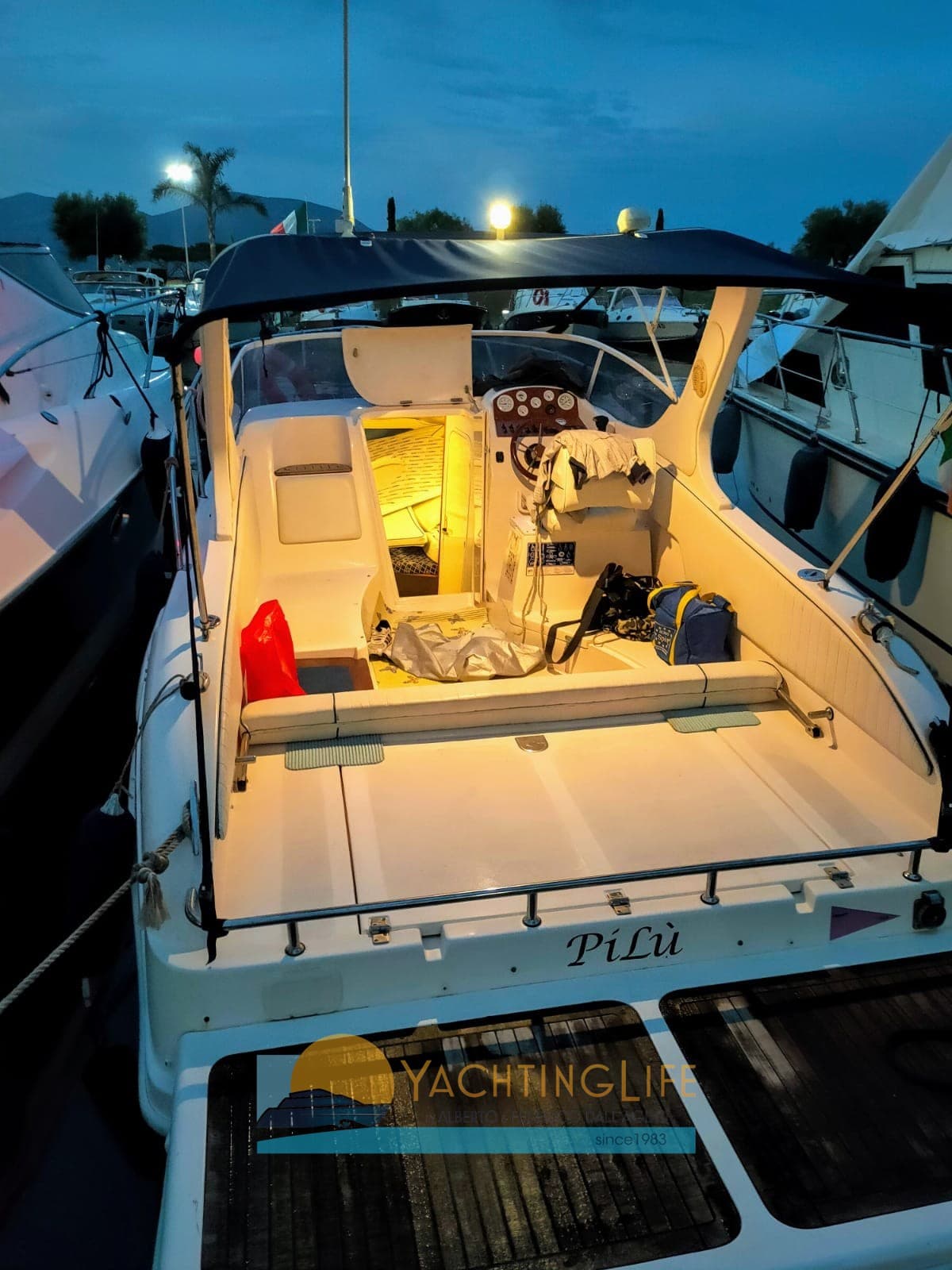 Manò Marine Manò 2250 Cabin - Interior View Manò Marine Manò 2250 Cabin - Interior View