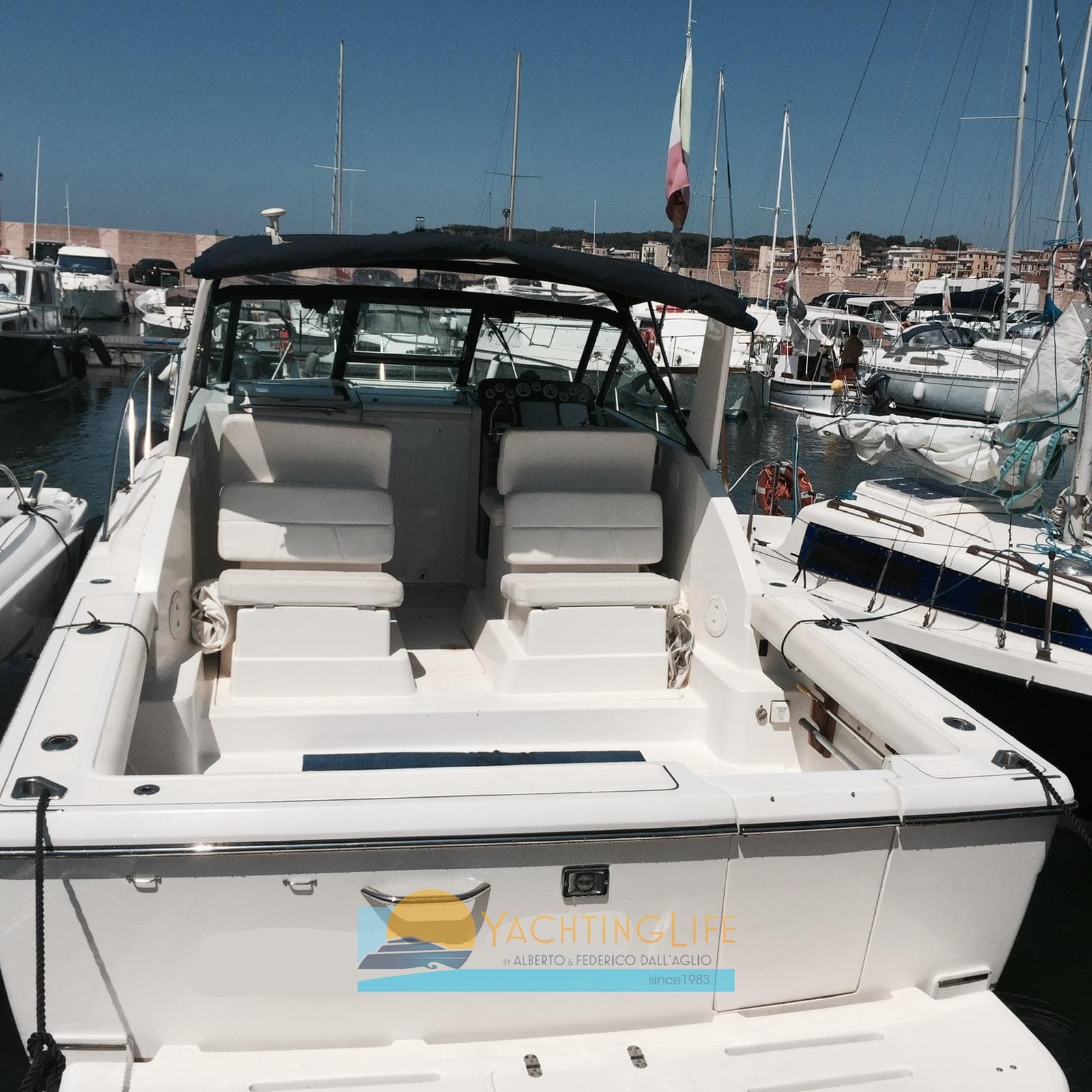 Tiara Yachts 2900 Open - Detail View 1 Tiara Yachts 2900 Open - Detail View 1