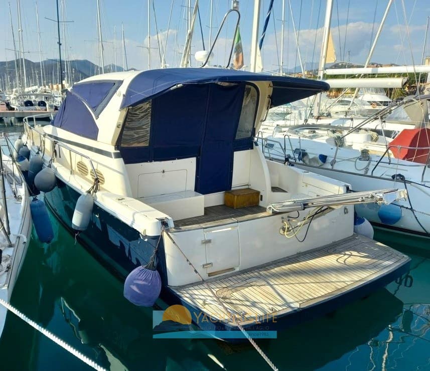 Cayman 38 W.A. - Detail View 1 Cayman 38 W.A. - Detail View 1