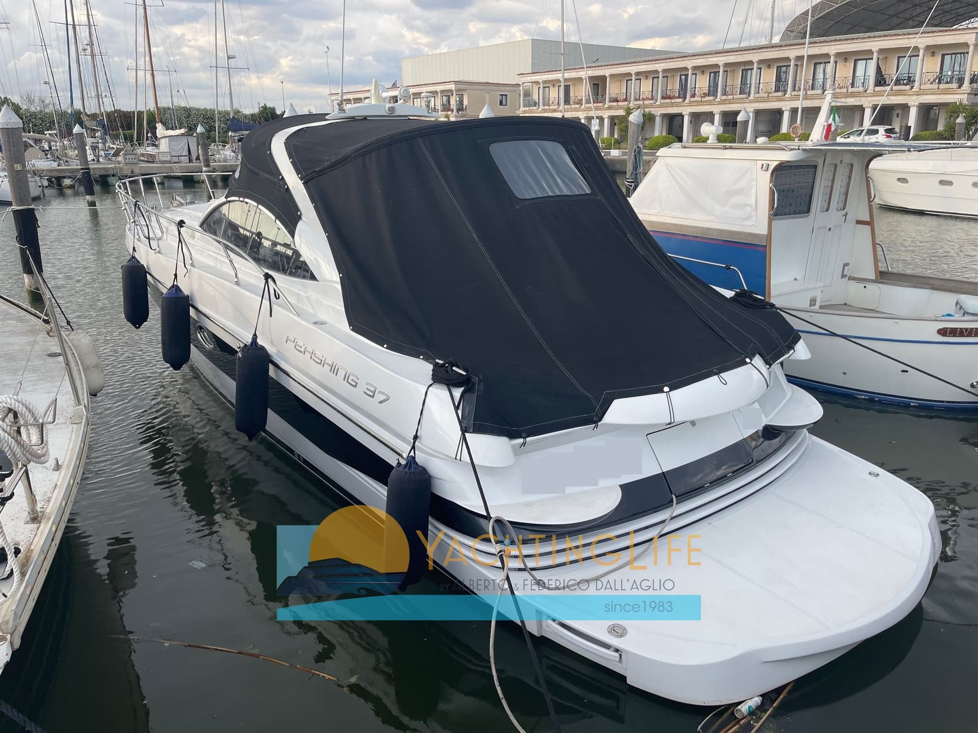 Pershing Pershing 37' - Detail View 1 Pershing Pershing 37' - Detail View 1