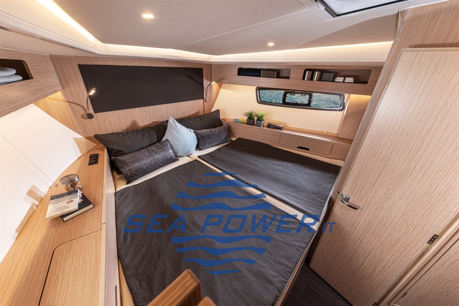 Bavaria Sr 41 Hard Top - Detail View 1 Bavaria Sr 41 Hard Top - Detail View 1