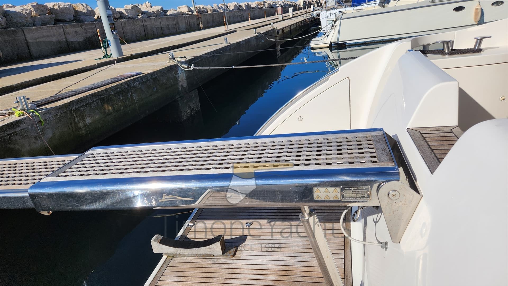 Azimut 50 Flybridge - Deck View Azimut 50 Flybridge - Deck View