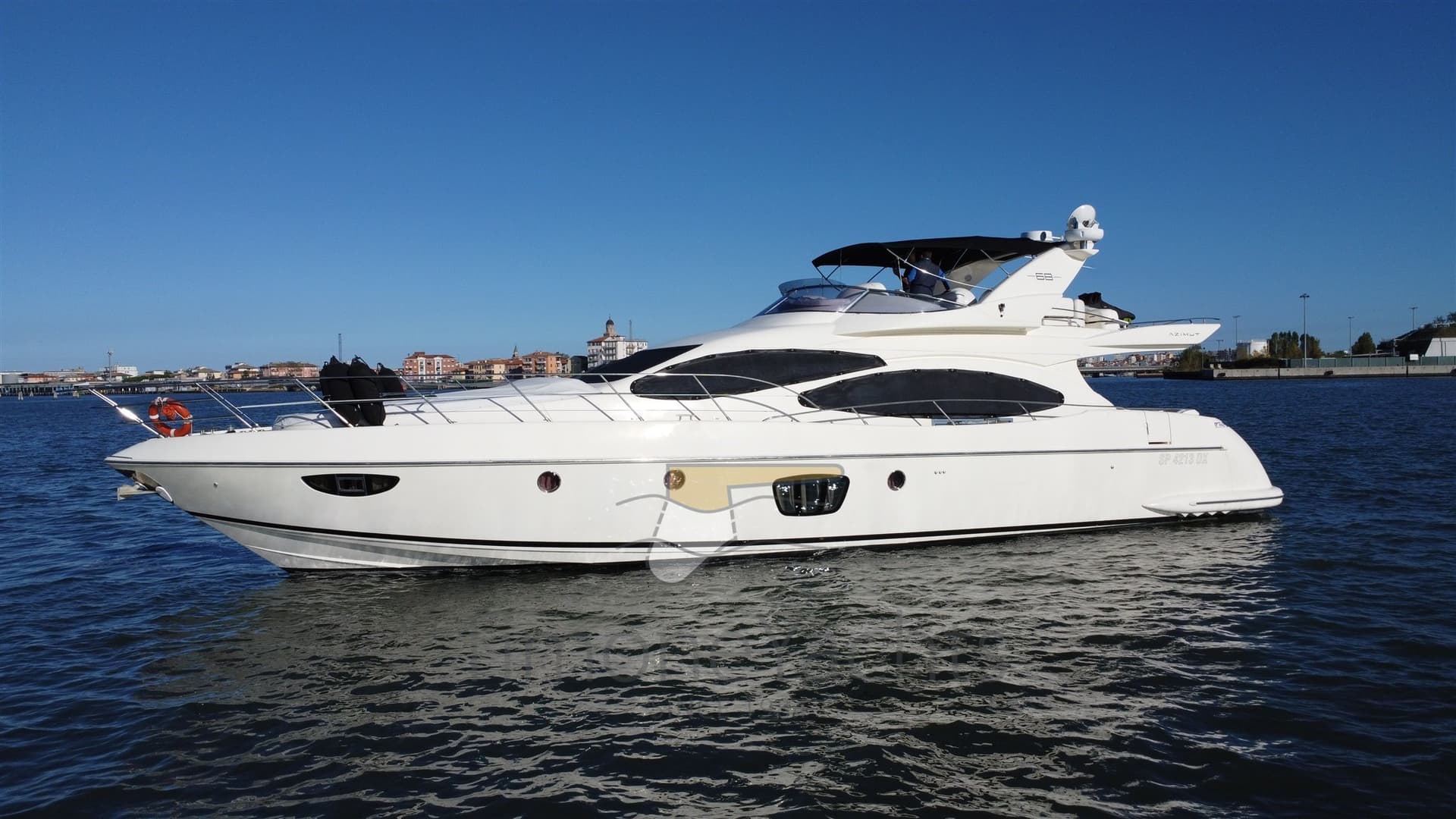 Azimut 68e - Deck View Azimut 68e - Deck View