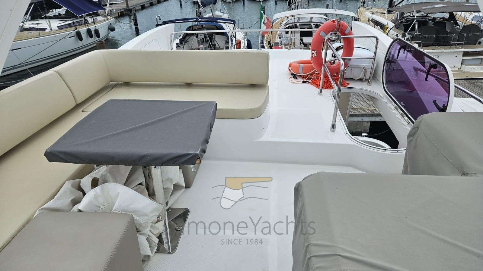 Azimut 60 Flybridge - Interior View Azimut 60 Flybridge - Interior View