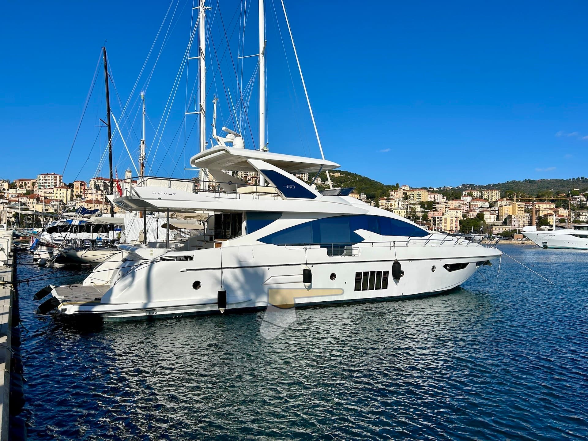 Azimut 80 Flybridge - Detail View 1 Azimut 80 Flybridge - Detail View 1