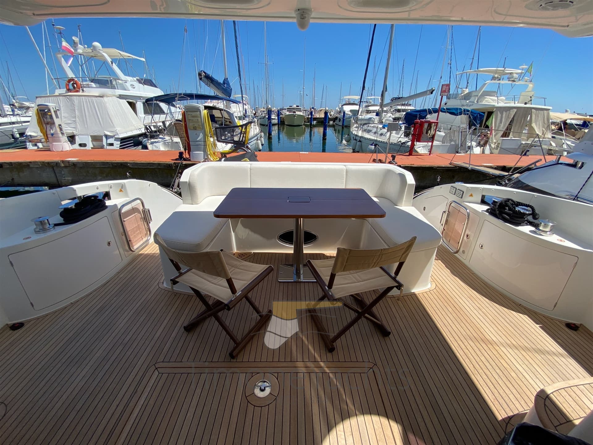 Azimut 64 Fly - Deck View Azimut 64 Fly - Deck View