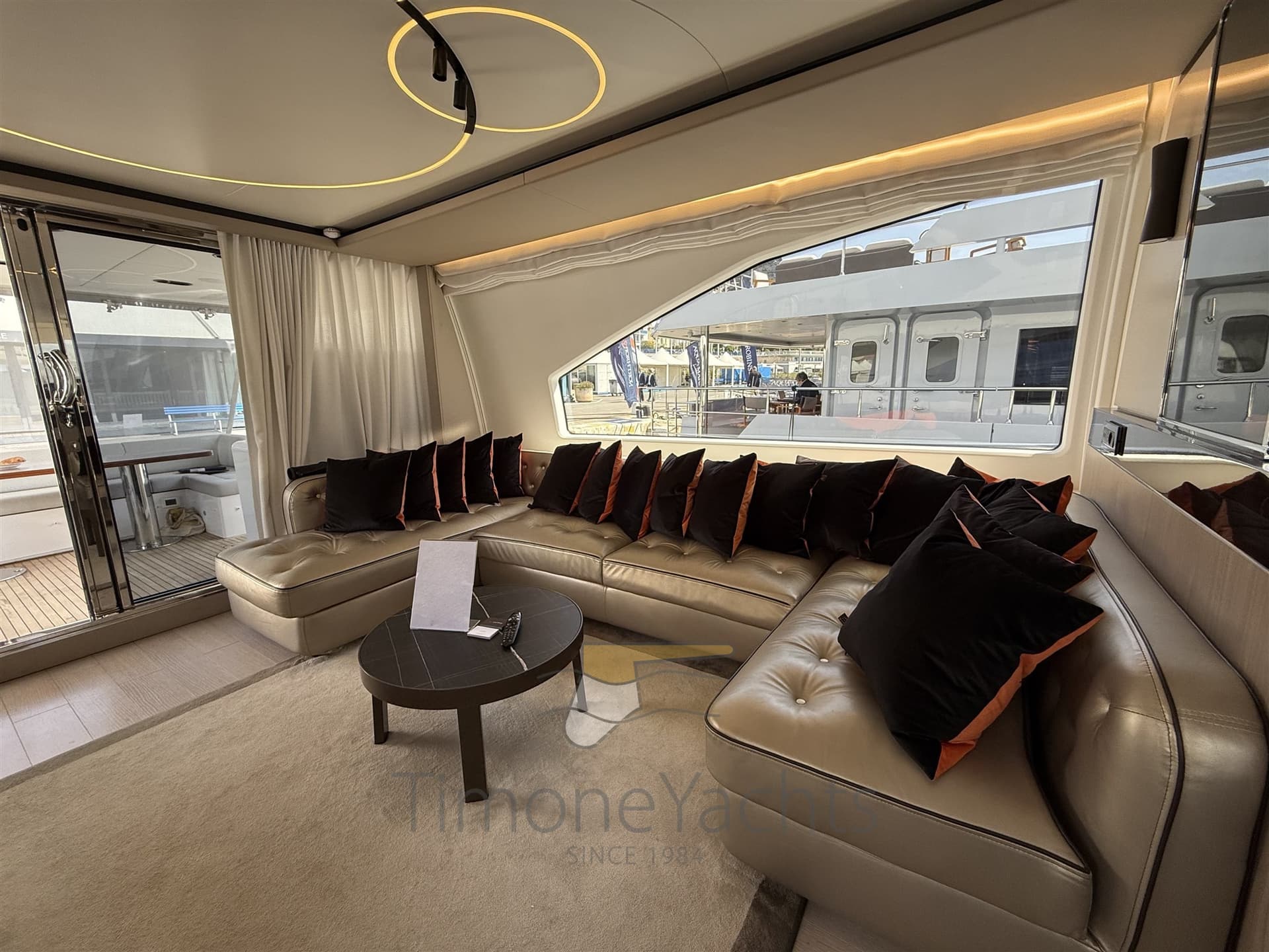 Azimut 72 Flybridge - Deck View Azimut 72 Flybridge - Deck View