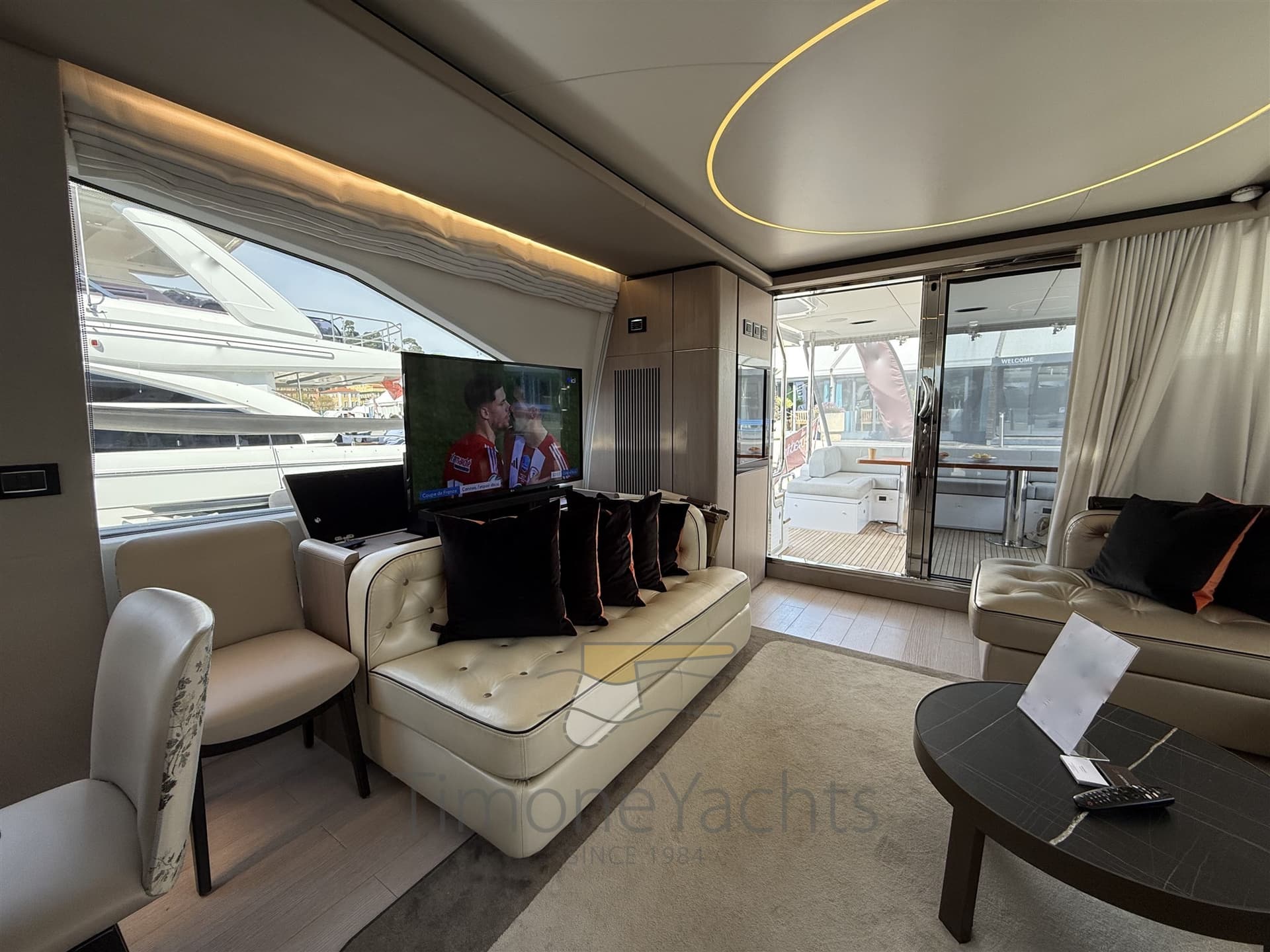 Azimut 72 Flybridge - Interior View Azimut 72 Flybridge - Interior View