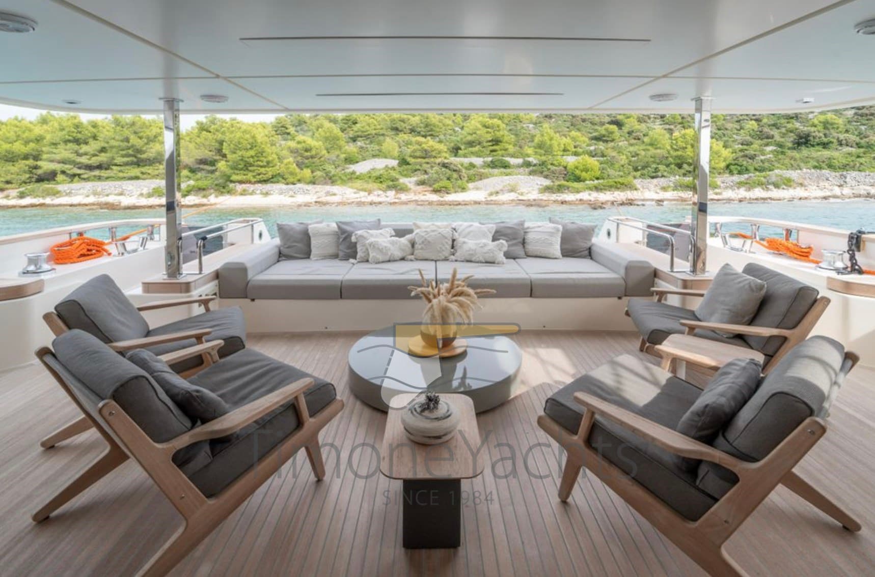Custom Line Navetta 33 - Deck View Custom Line Navetta 33 - Deck View