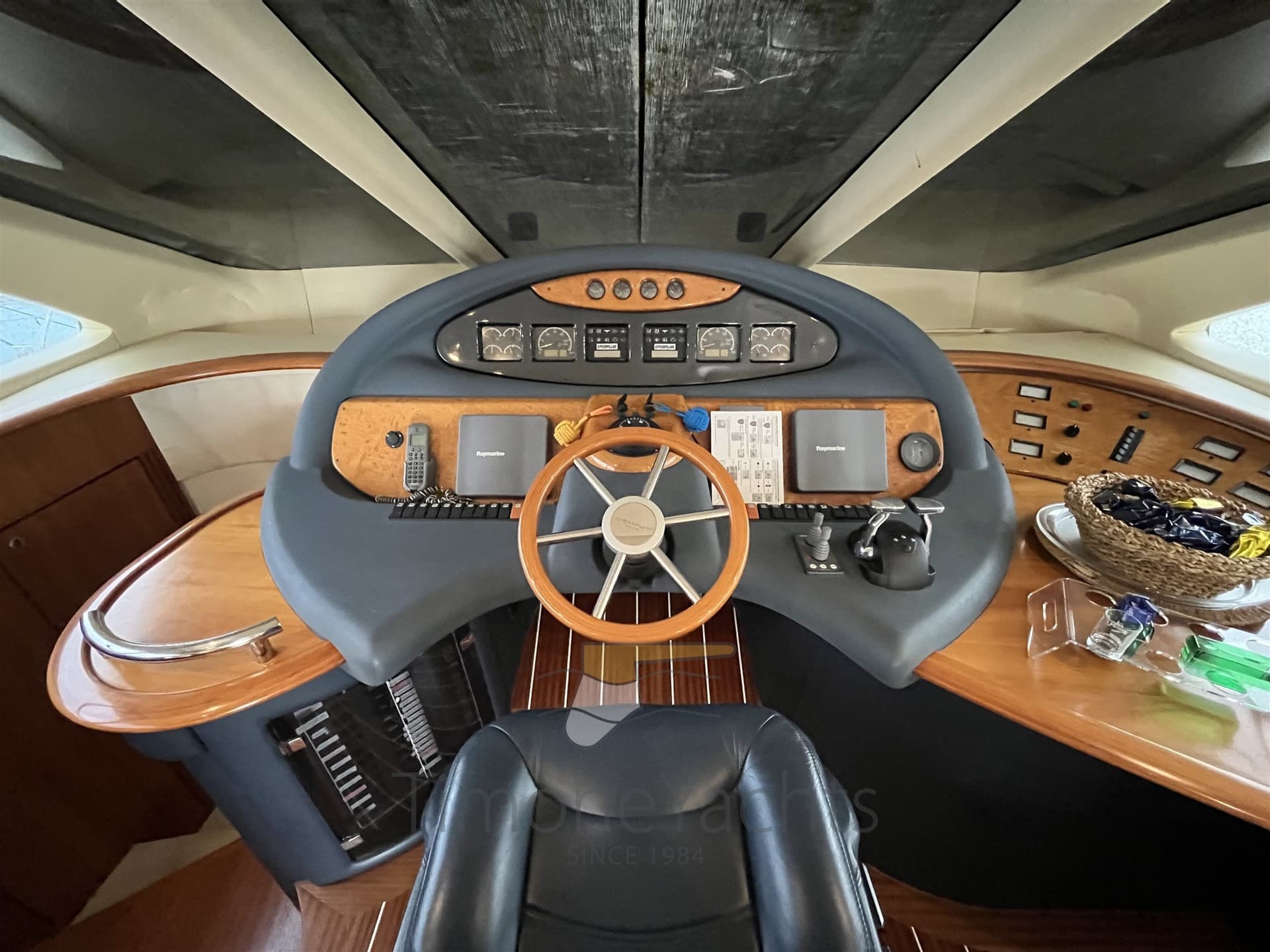 Azimut 55 Flybridge - Deck View Azimut 55 Flybridge - Deck View